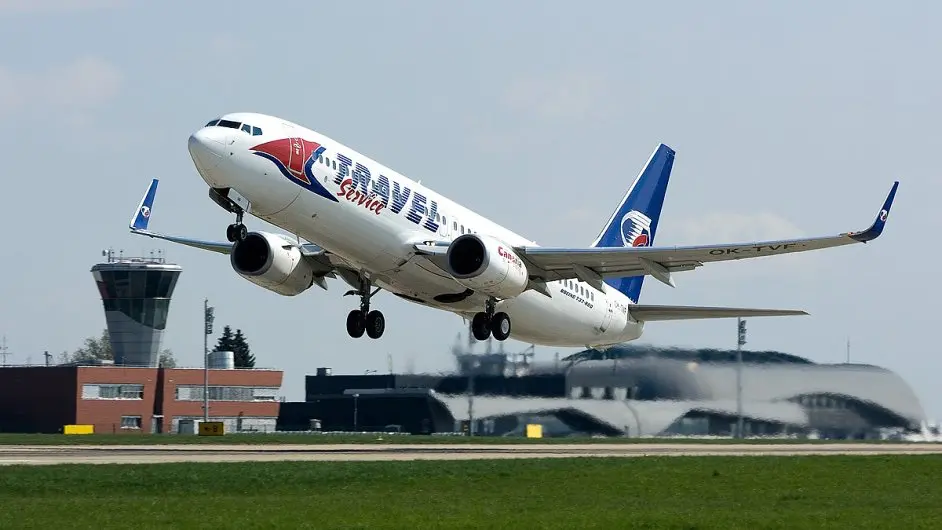 Letadlo Travel Service při vzletu z letiště – typický start dovolené organizované českou cestovní kanceláří, která bývá často výrazně dražší než nabídky německých CK na stejné hotely a termíny.