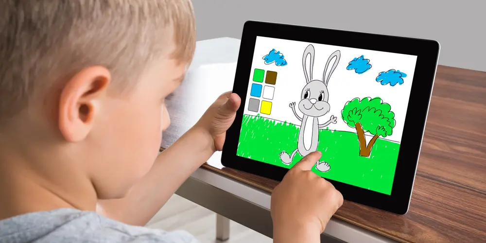 Dítě si hraje na tabletu s kreslící aplikací – ilustrační foto k tématu bezpečnosti dětí a rizika stahování neověřených aplikací.