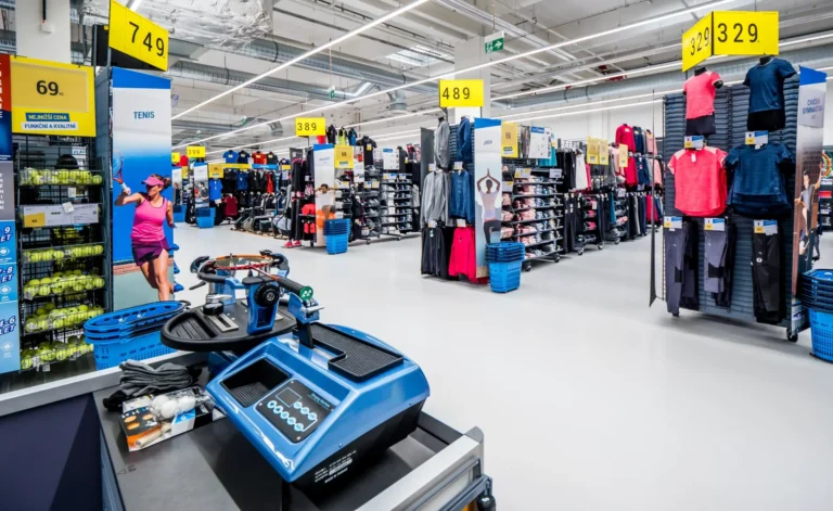 12 triků a tipů, jak ušetřit v Decathlonu tisíce korun ✅