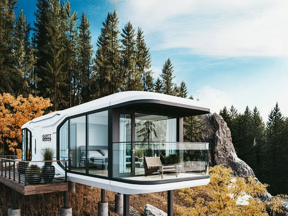 Luxusní mobilní dům GOTThouse na vyvýšené terase v horách, obklopený lesy a skálami