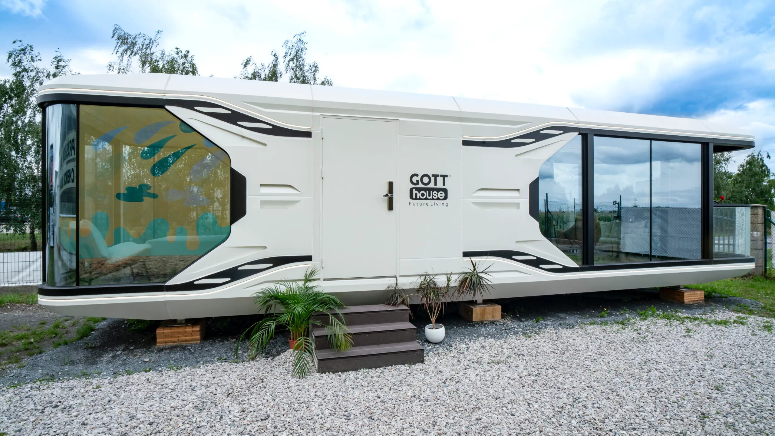 Detailní pohled na mobilní dům GOTThouse u showroomu, s výraznými liniemi a futuristickým designem