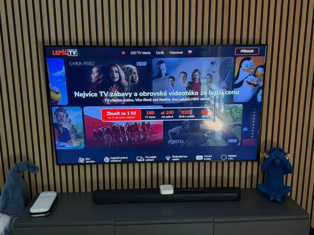 Lepší.TV spuštěná na chytré televizi v obýváku – ukázka domovské obrazovky s nabídkou filmů, seriálů a možností vyzkoušet službu za 1 Kč.
