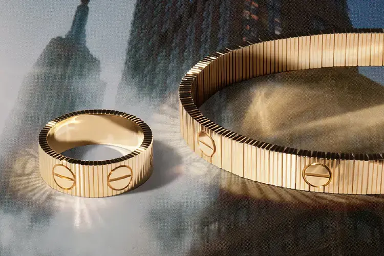 Detail prstenu a flexibilního náramku Cartier LOVE UNLIMITED ve zlatě – spojení technické dokonalosti a nadčasového designu.