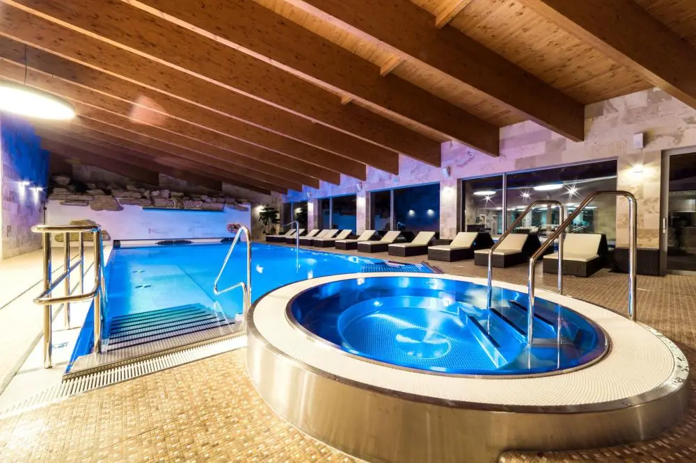 Stylové wellness centrum s vnitřním bazénem a vířivkou – ideální místo pro relax během podzimních prázdnin