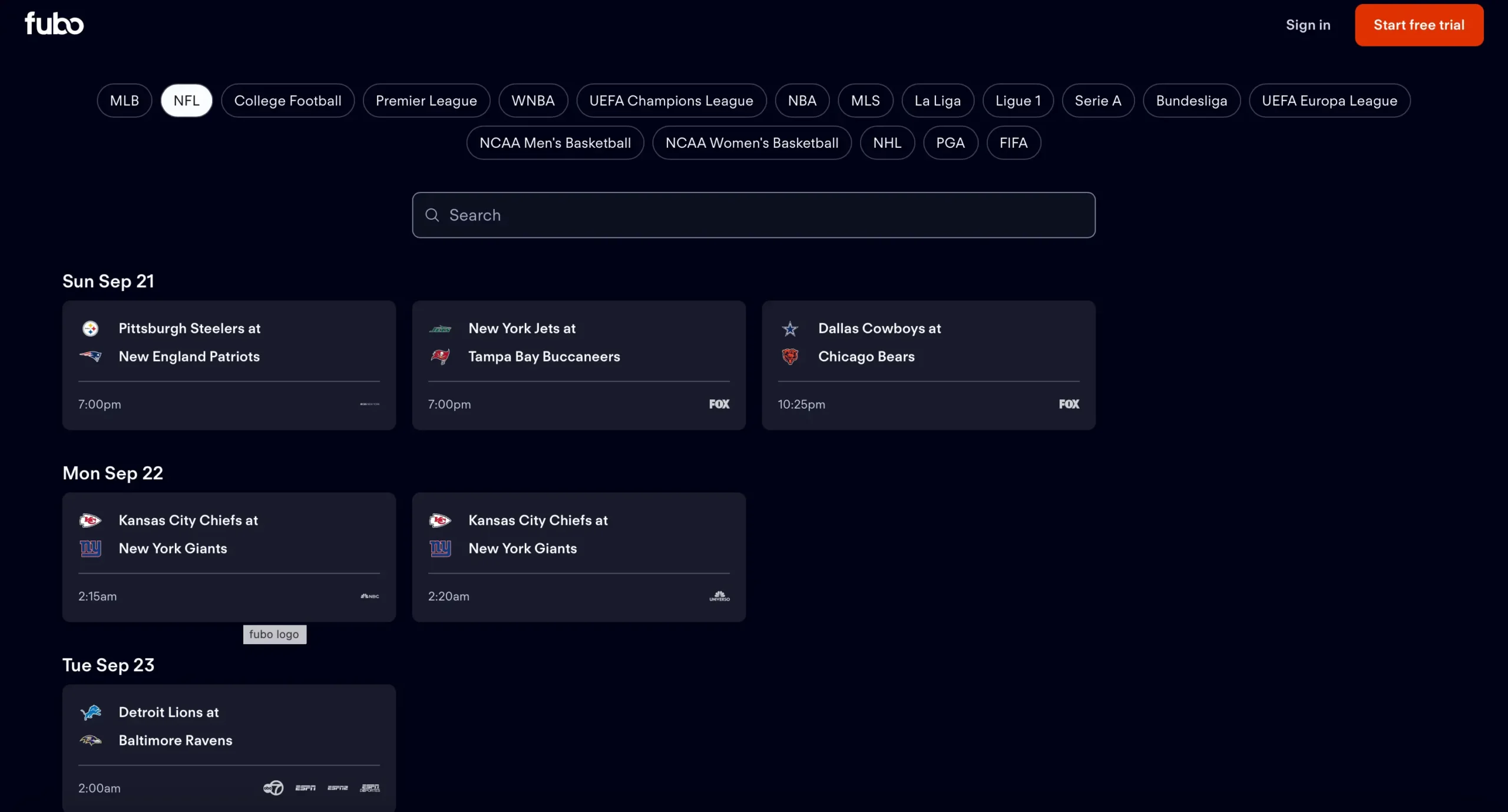 Tmavý režim rozhraní Fubo.TV s kalendářem nadcházejících zápasů NFL – zápasy New York Giants, Dallas Cowboys, Tampa Bay Buccaneers a dalších týmů včetně časů a televizních stanic FOX, NBC a ESPN.