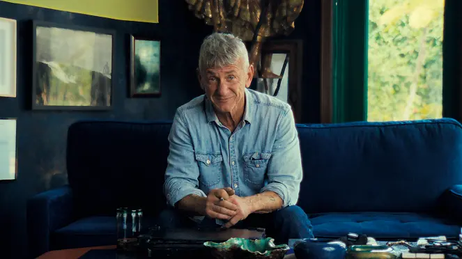 Sean Penn sedí na modré pohovce během natáčení rozhovoru.