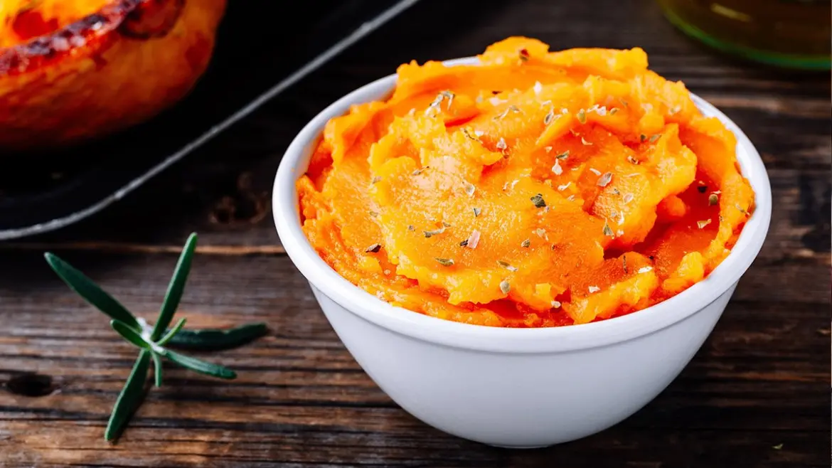 jemné dýňové pyré ozdobené lístkem šalvěje