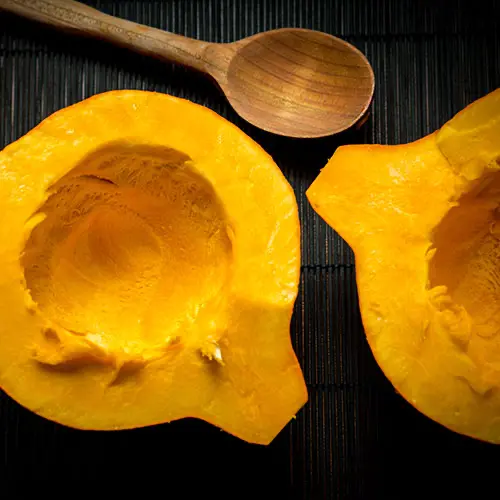 rozpůlená dýně Hokkaido připravená na pečení