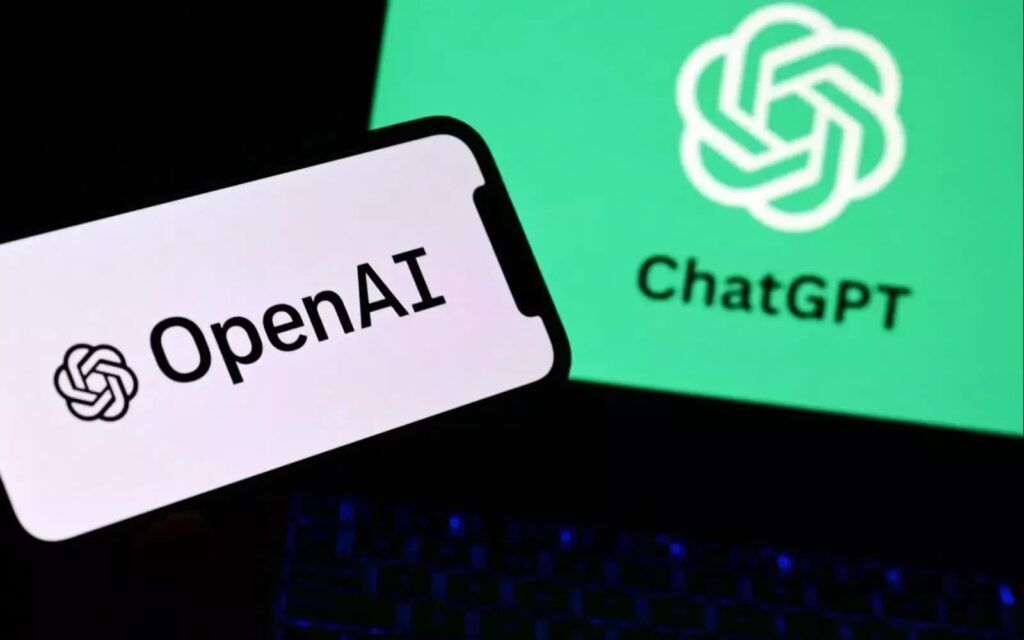 Logo OpenAI na telefonu a rozhraní ChatGPT na monitoru symbolizující nové propojení aplikací přímo do chatu a konec klasické domovské obrazovky.
