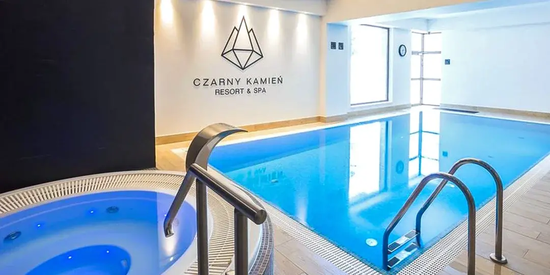 Vnitřní bazén s vířivkou v hotelu Czarny Kamień – ideální na pohodový wellness víkend v horách.