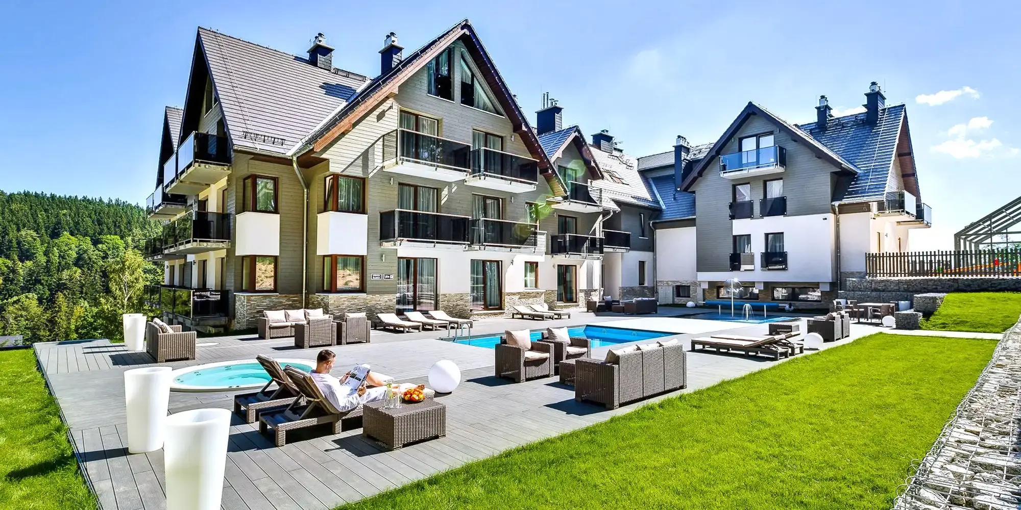 Krásný moderní resort Czarny Kamień s výhledem na lesy a venkovním bazénem – klid, čerstvý vzduch a soukromí.