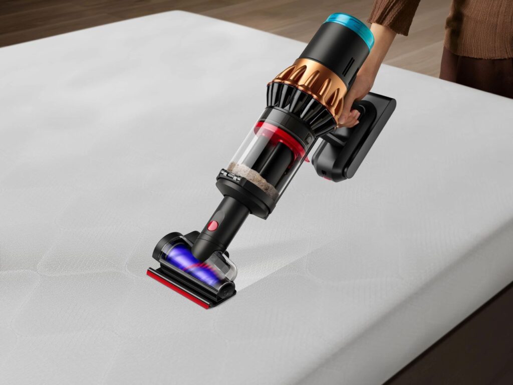 Ruční vysávání matrace pomocí speciální hubice Dyson V16 Piston Animal.