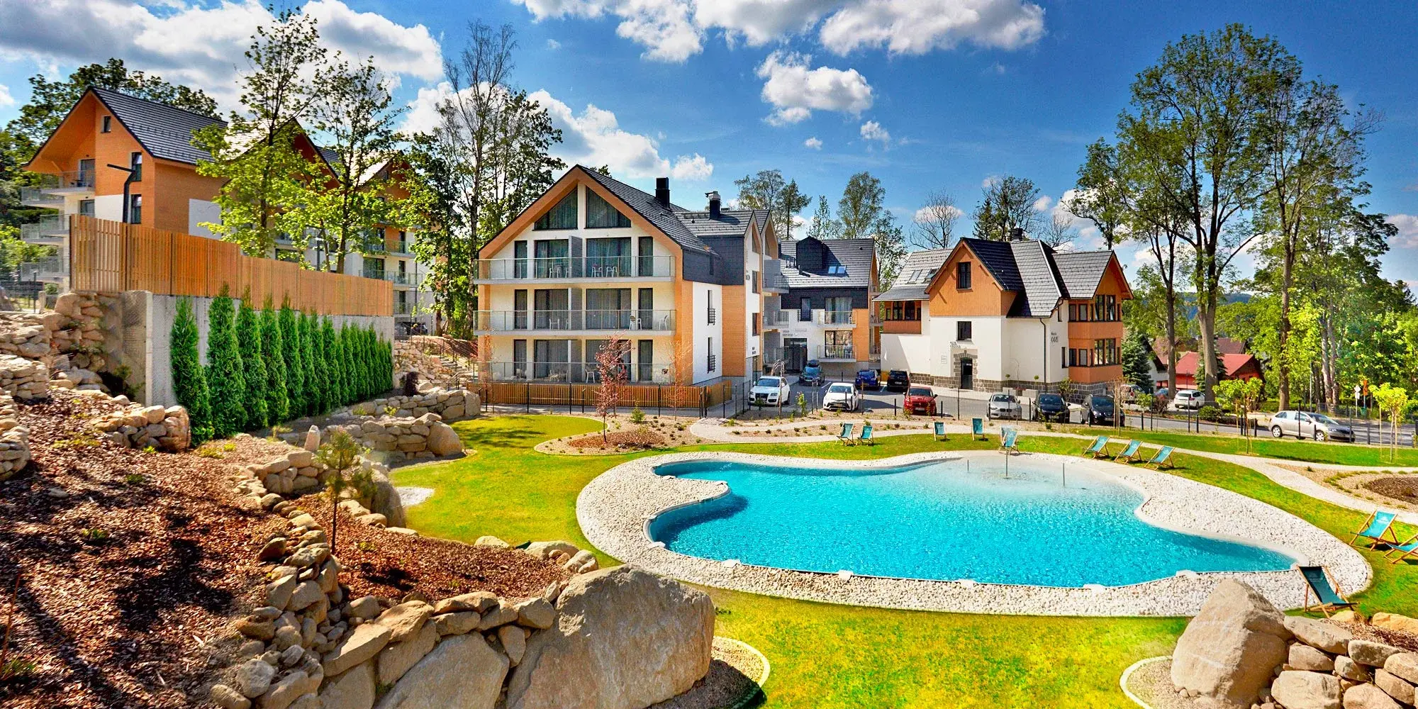 Luxusní hotel v polských Krkonoších s bazénem, ležáky a výhledem na hory – ideální místo na relax i rodinnou dovču.