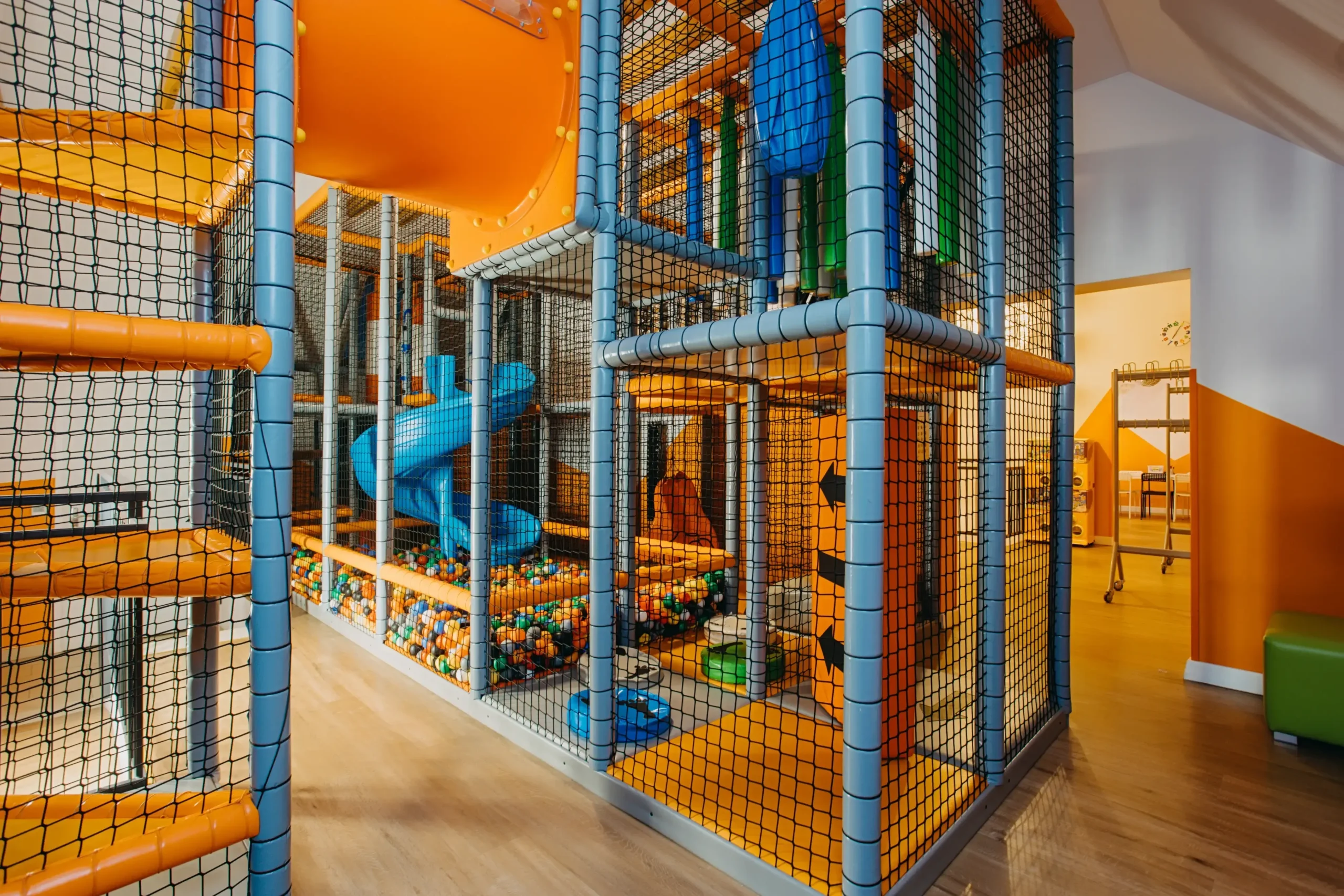 Velká vnitřní herna v Osadě Śnieżka – prolézačky, skluzavky a bazének s balónky, kde se děti zabaví klidně na celé odpoledne.