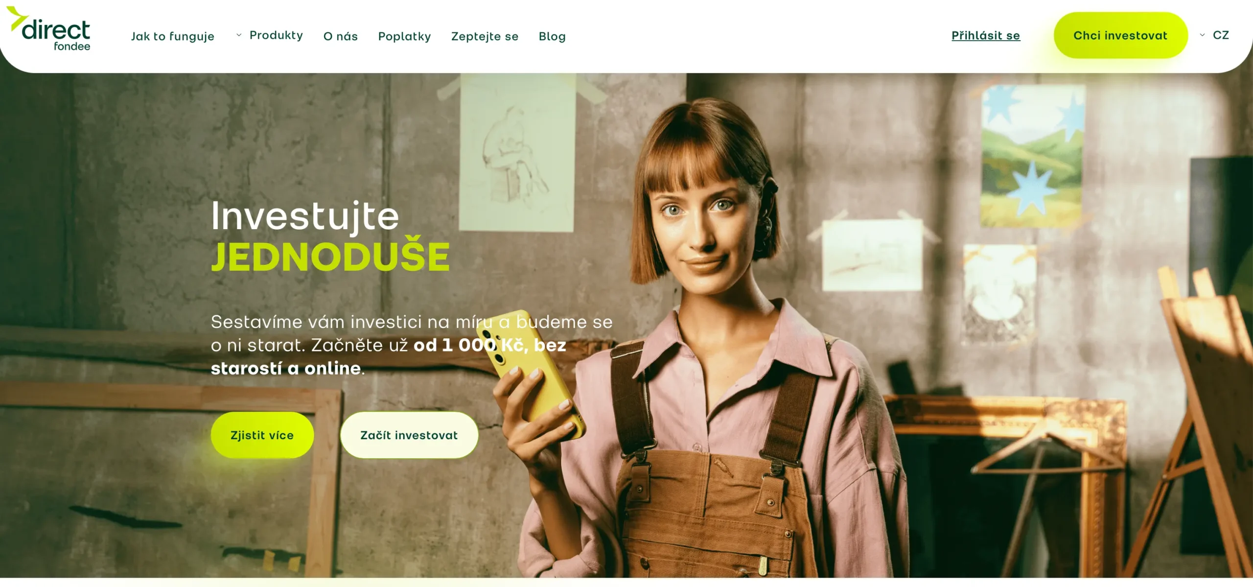 Žena s mobilem představuje, jak jednoduše začít investovat přes Direct Fondee – všechno online a od tisícovky.