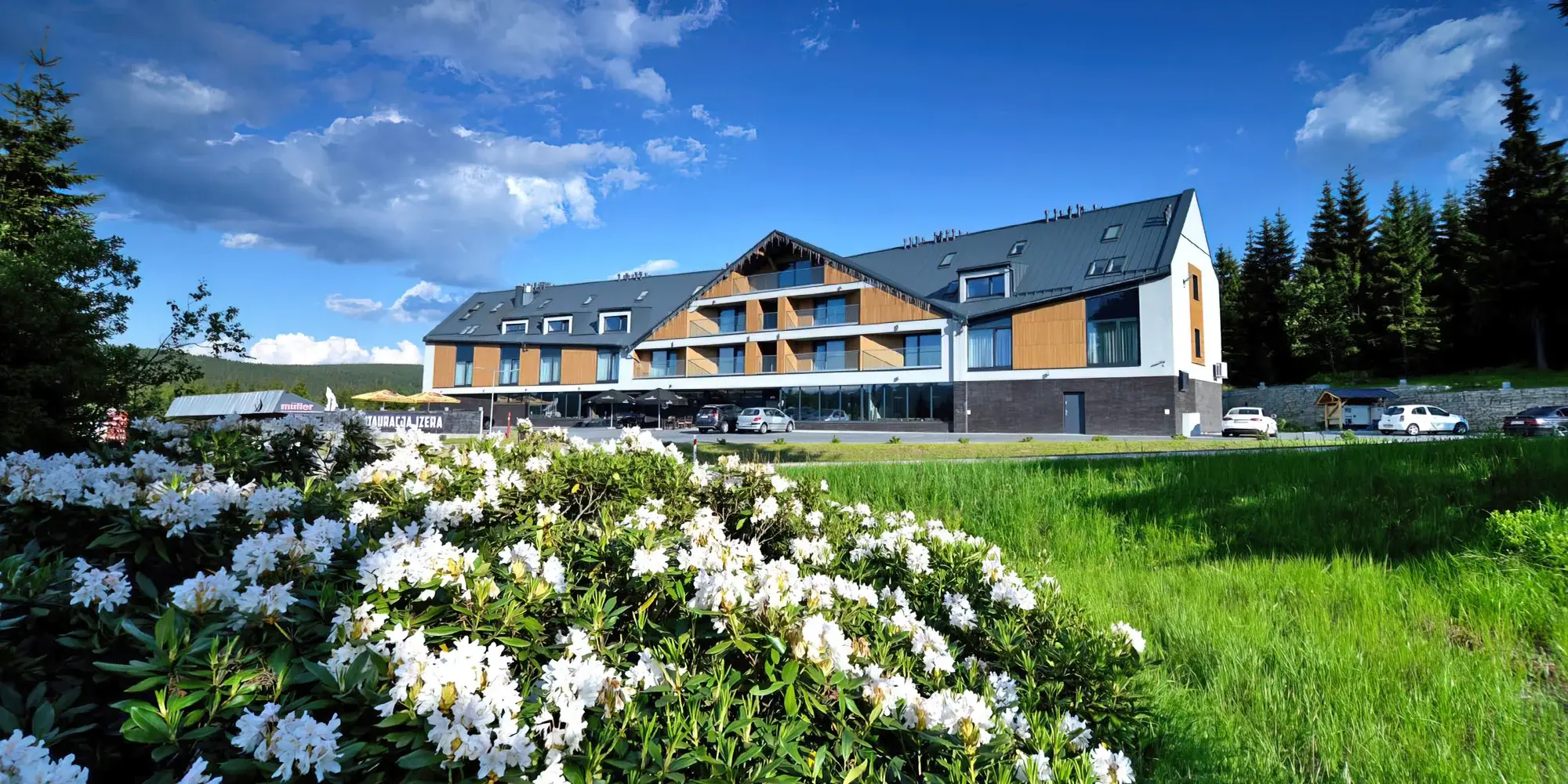 Stylový hotel schovaný mezi lesy v polských Krkonoších – místo, kde vypnete hlavu a probudíte se s výhledem do zeleně.