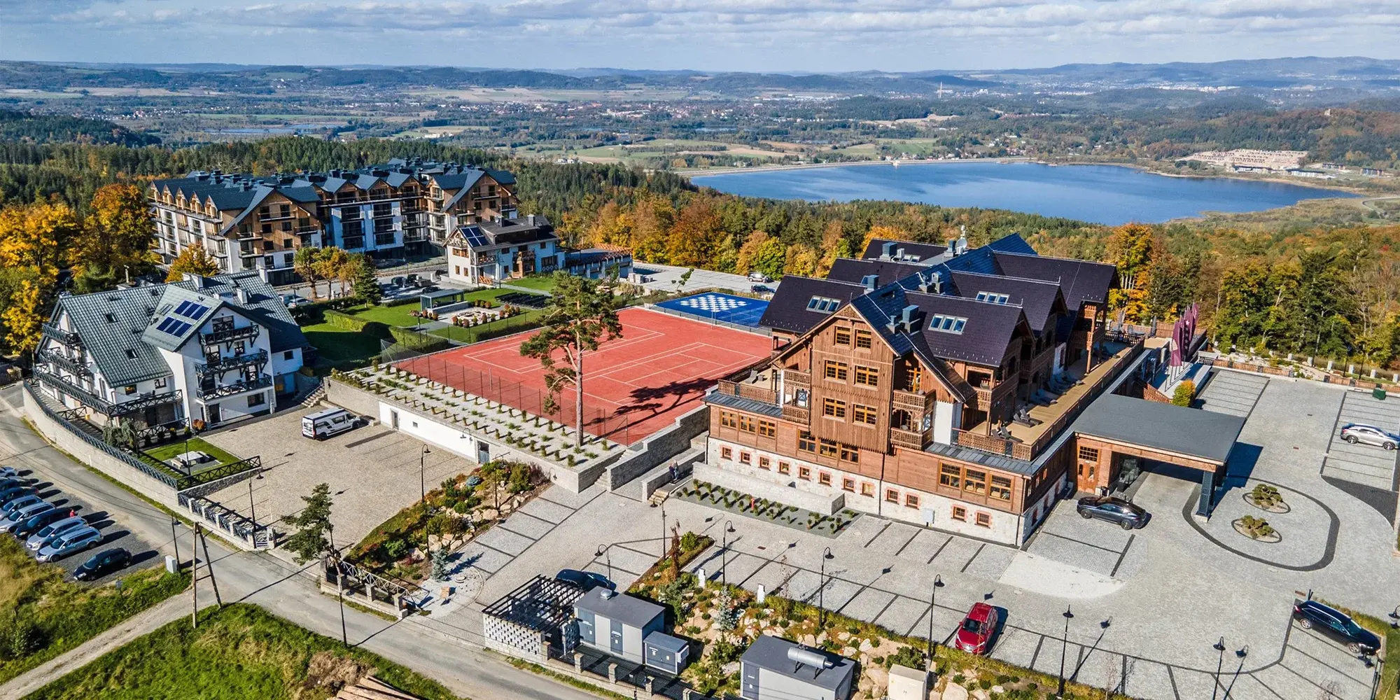 Panoramatický pohled na Seidorf Mountain Resort s tenisovým kurtem a výhledem na jezero