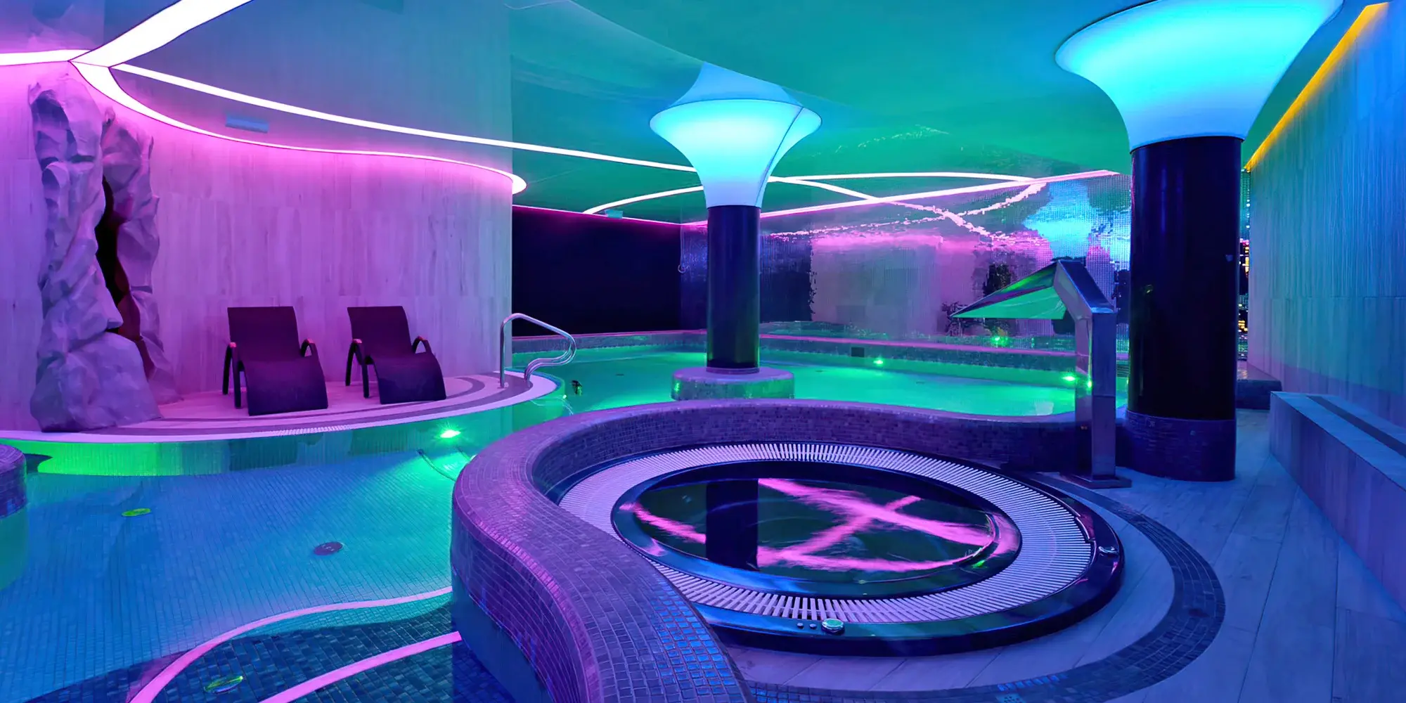 Barevně nasvícené wellness s vířivkou, relax zónou a designovými detaily – tady si na vás stres fakt nepřijde.