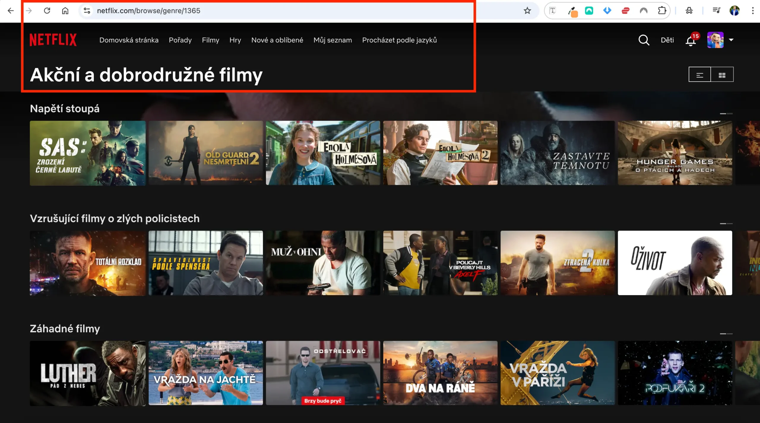 Stránka Netflixu s kategorií Akční a dobrodružné filmy, nahoře je vidět adresa s kódem 1365 a v nabídce tituly jako SAS: Zrození černé labutě, Old Guard 2, Enola Holmesová nebo Hunger Games