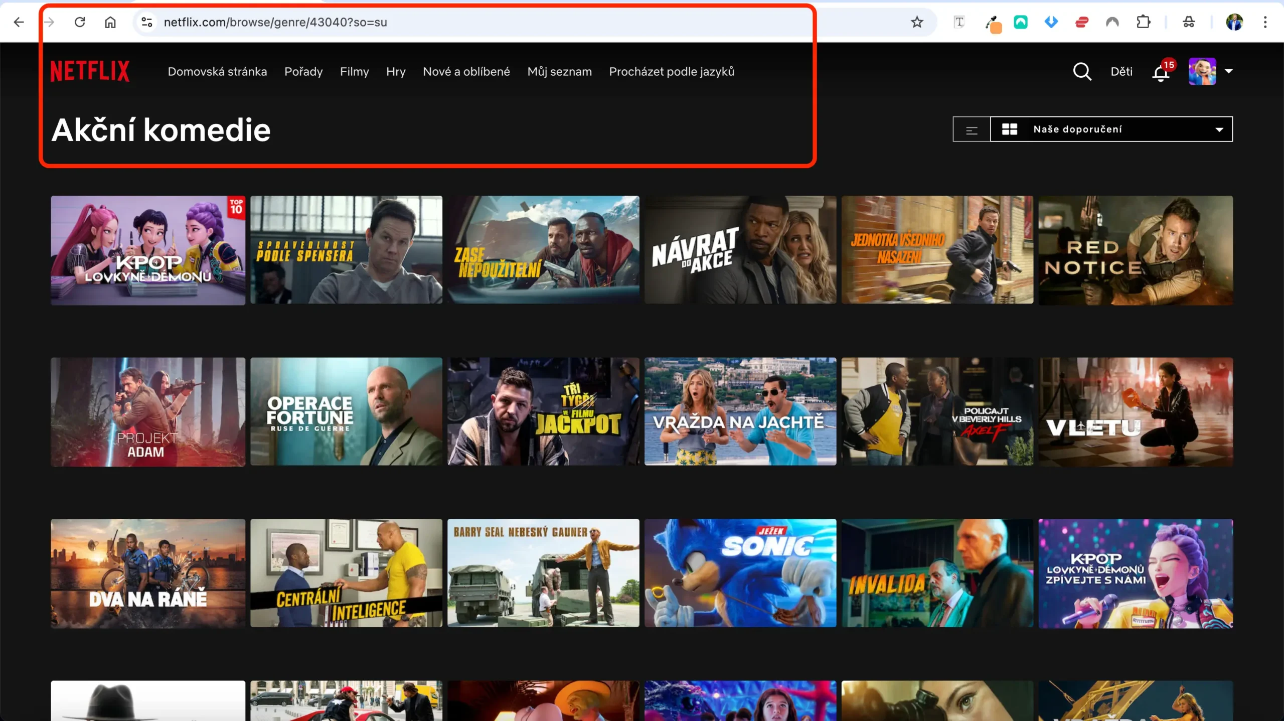 Stránka Netflixu s kategorií Akční komedie, nahoře zvýrazněná adresa s kódem 43040 a v nabídce filmy jako KPOP: Lovkyně démonů, Zase nepoužitelní, Návrat do akce nebo Red Notice