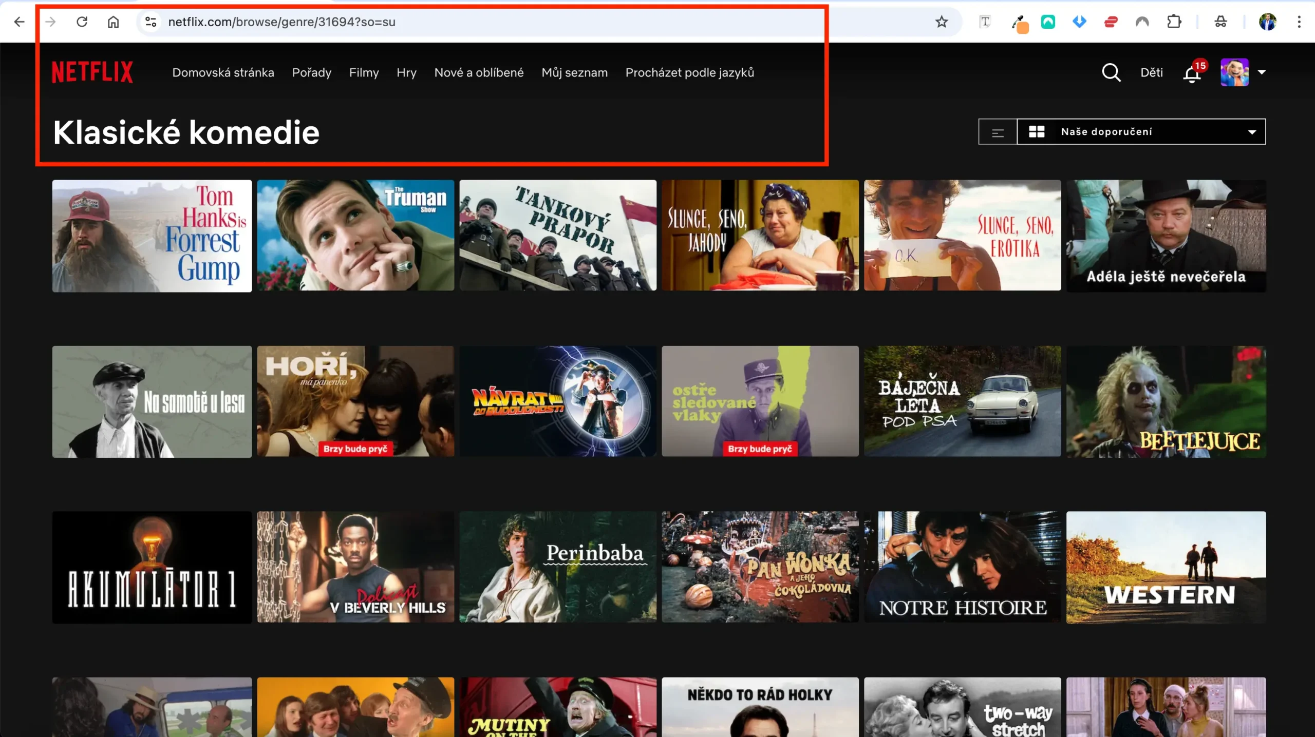 Stránka Netflixu s kategorií Klasické komedie, nahoře viditelný kód 31694 a nabídka filmů jako Forrest Gump, Truman Show, Slunce seno jahody nebo Adéla ještě nevečeřela