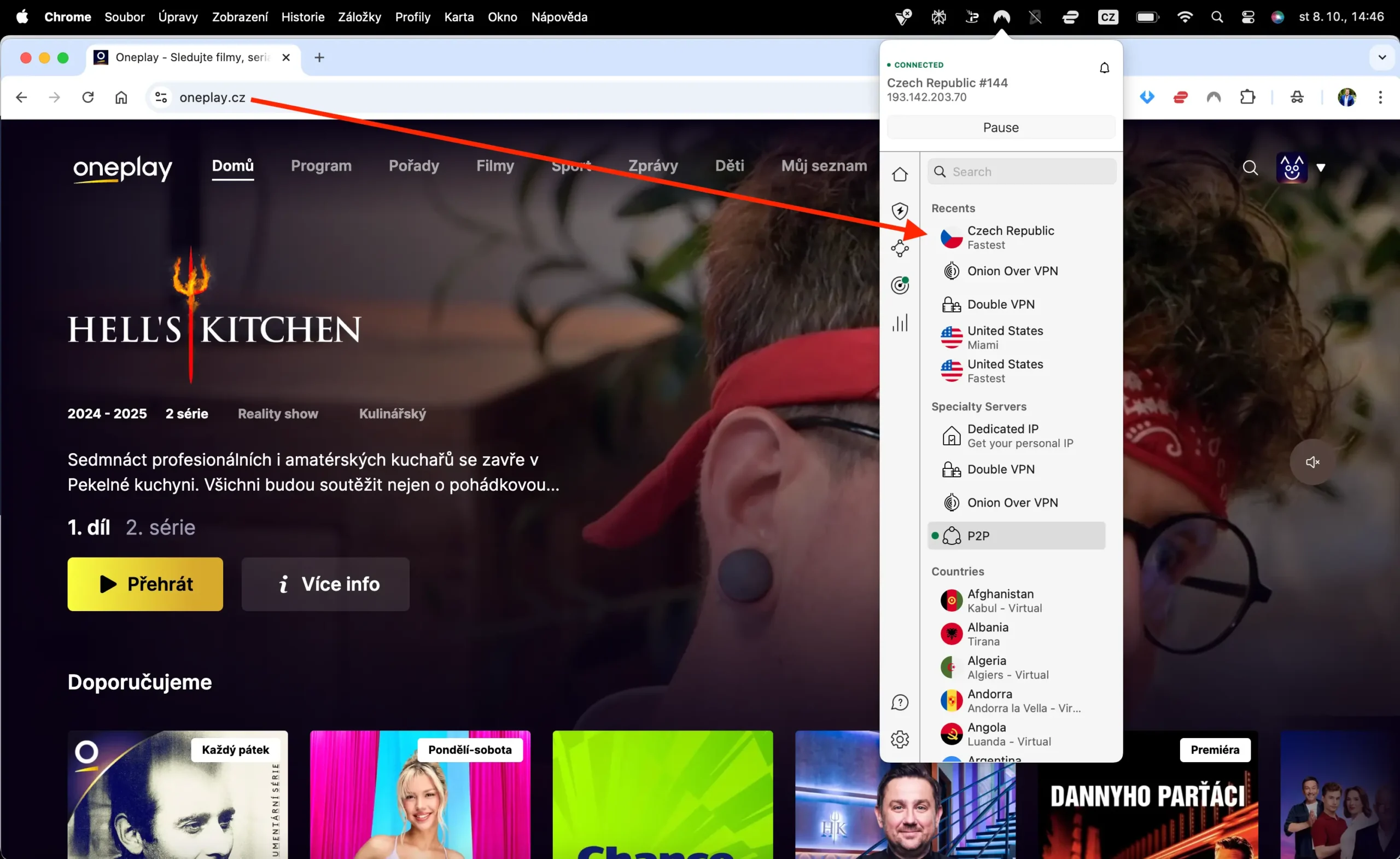 Streamovací web OnePlay přehrává pořady, zatímco je na MacBooku zapnutá NordVPN připojená k českému serveru.