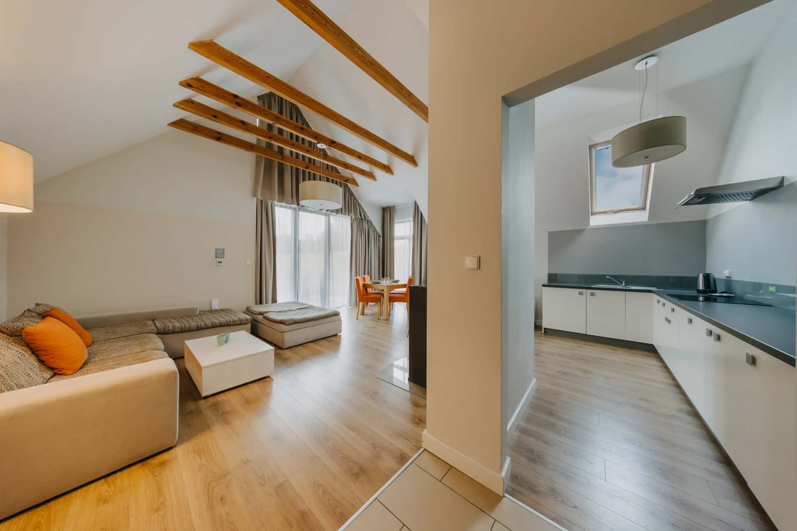 Prostorný světlý apartmán v Osadě Śnieżka s velkým gaučem, jídelním koutem a plně vybavenou kuchyní – ideální pro rodiny s dětmi i delší pobyty.