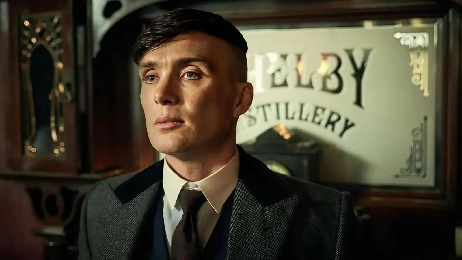 Thomas Shelby stojí v baru Shelby Distillery a přemýšlí nad dalším tahem gangu Peaky Blinders