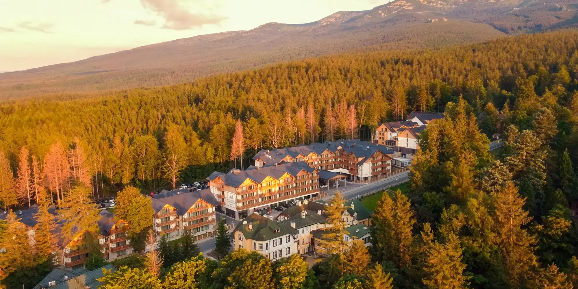 Platinum Mountain z ptačí perspektivy – hotel jako vystřižený z pohlednice, obklopený lesy a horami, ideální na útěk od civilizace.