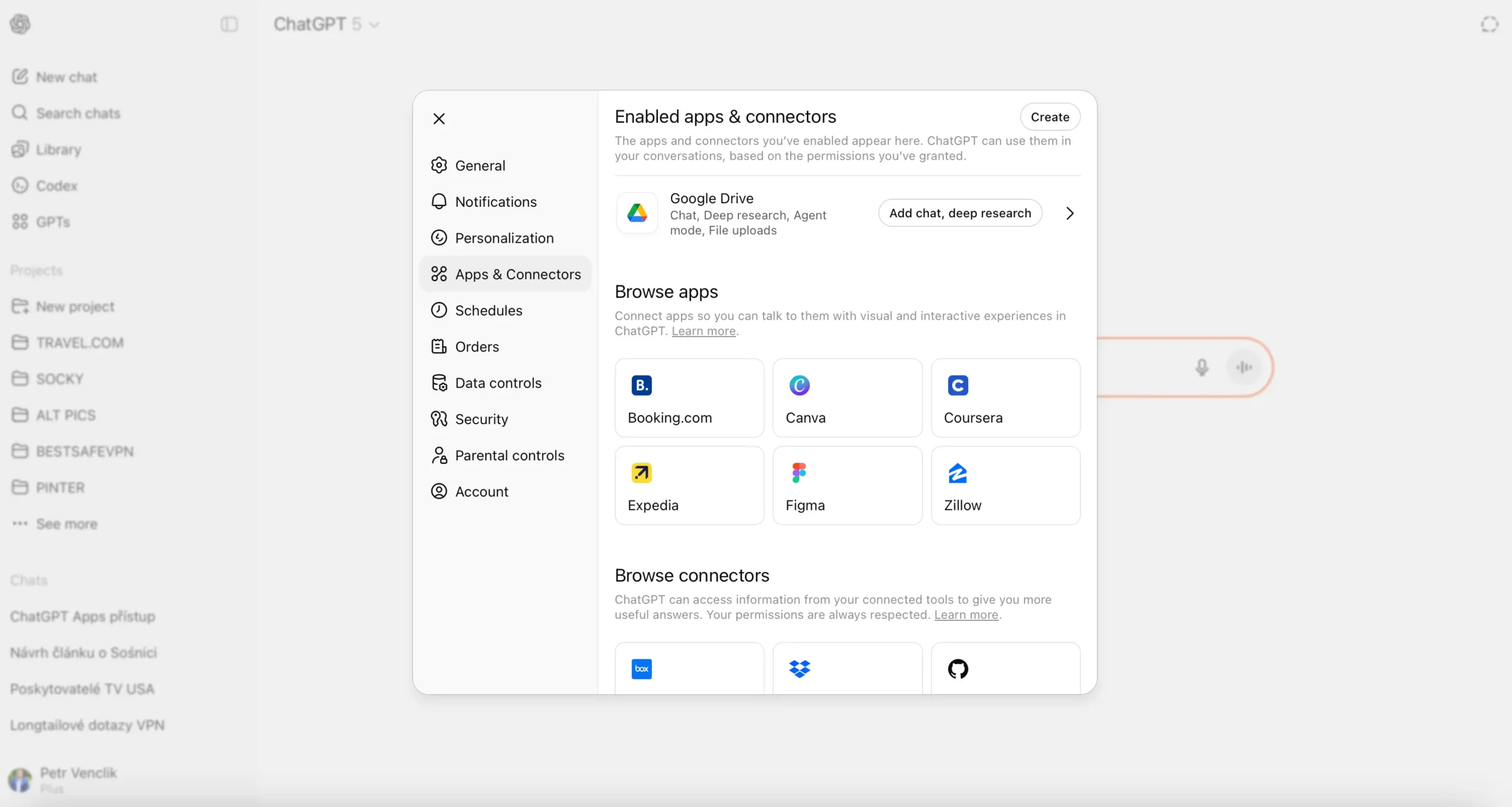 Okno nastavení ChatGPT zobrazující sekci Apps & Connectors s dostupnými aplikacemi Booking.com, Canva, Coursera, Expedia, Figma a Zillow.