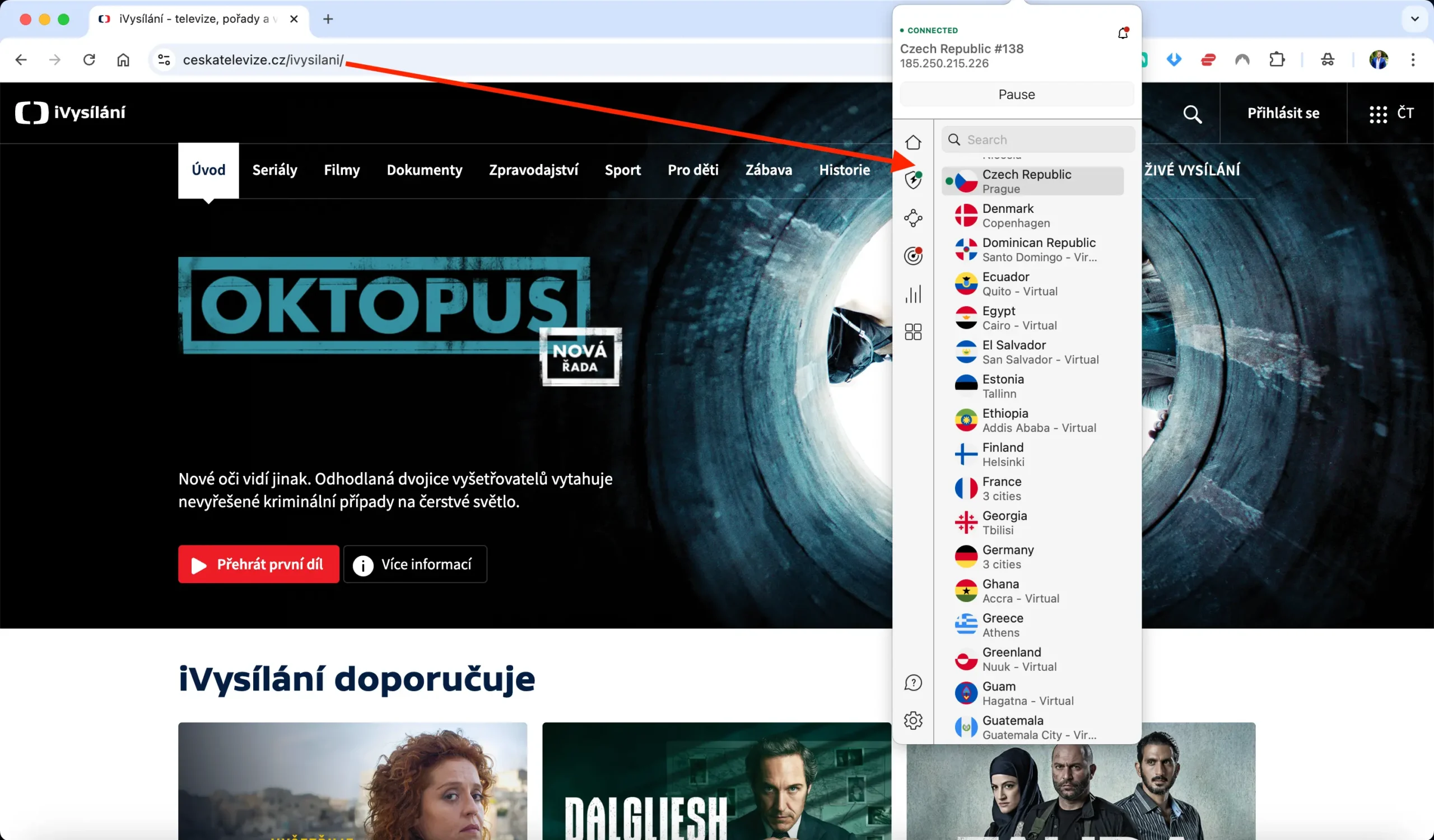 Spuštěná stránka iVysílání České televize v prohlížeči s aktivní VPN připojením přes NordVPN server v Praze, zvýrazněná URL a výběr zemí v aplikaci