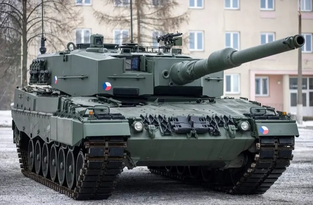 Český tank Leopard 2 připravený k akci na vojenské základně