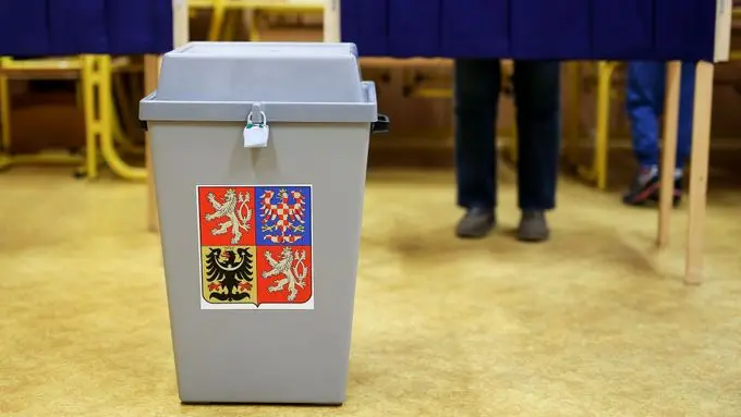 Volební urna s českým státním znakem připravená pro hlasování ve volbách v České republice