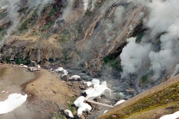 Roztrhaná krajina plná páry a bahna, kouřící praskliny a rozbité cesty. Příroda tady ukazuje, kdo má navrch.