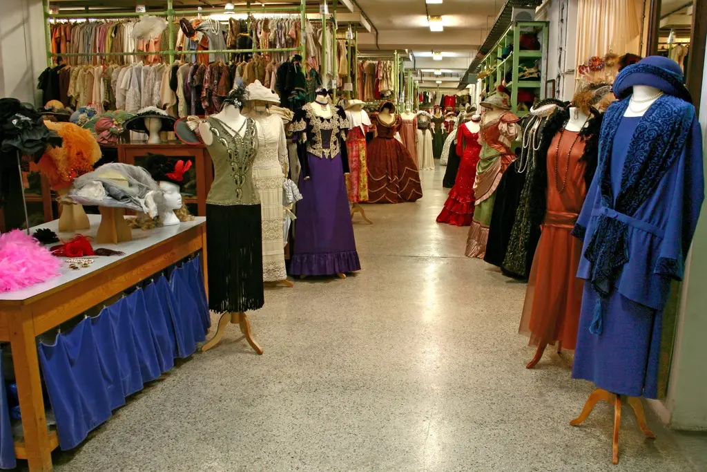 Řady filmových kostýmů v Barrandovském fundusu, od historických po extravagantní róby.