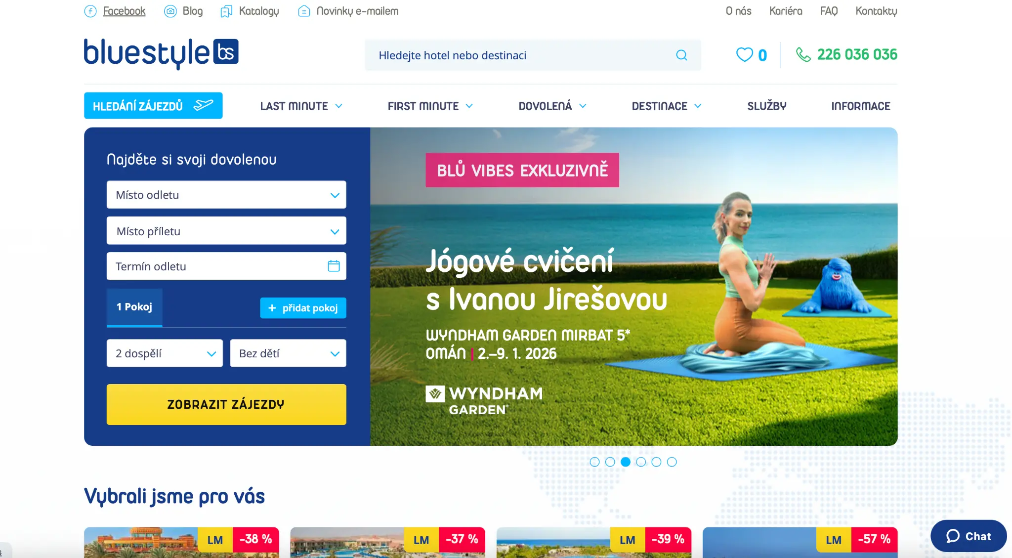 Ivana Jirešová cvičí jógu s výhledem na oceán v Ománu během zimního retreatu