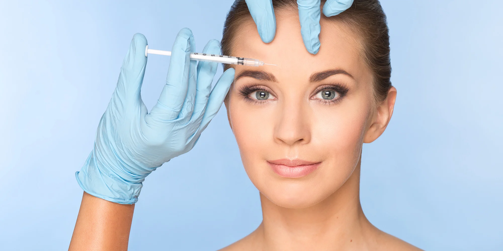 Žena při aplikaci botoxu do čela – jemné vyhlazení vrásek bez ztráty výrazu