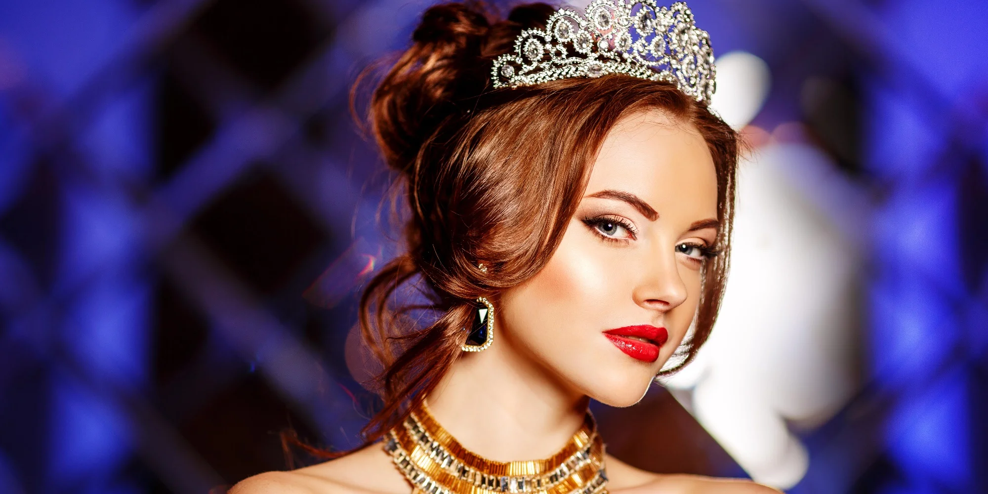 Krásná žena s korunkou jako opravdová princezna, připravená na den plný rozmazlování