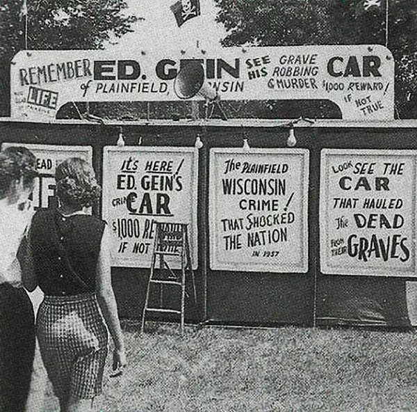 Pouťová atrakce z roku 1958 zobrazující Edovo Geinovo auto, které údajně převáželo těla z hřbitovů – atrakce lákala diváky na „krvavou senzaci z Plainfieldu“.