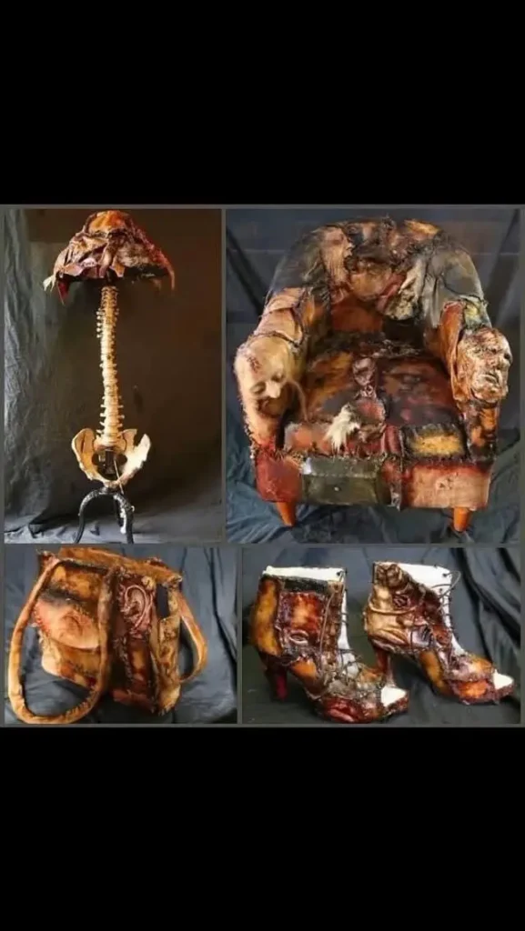 Repliky nábytku a předmětů inspirovaných nálezy z domu Eda Geina: lampa z páteře, křeslo potažené lidskou kůží, kabelka a boty z domnělých částí těl