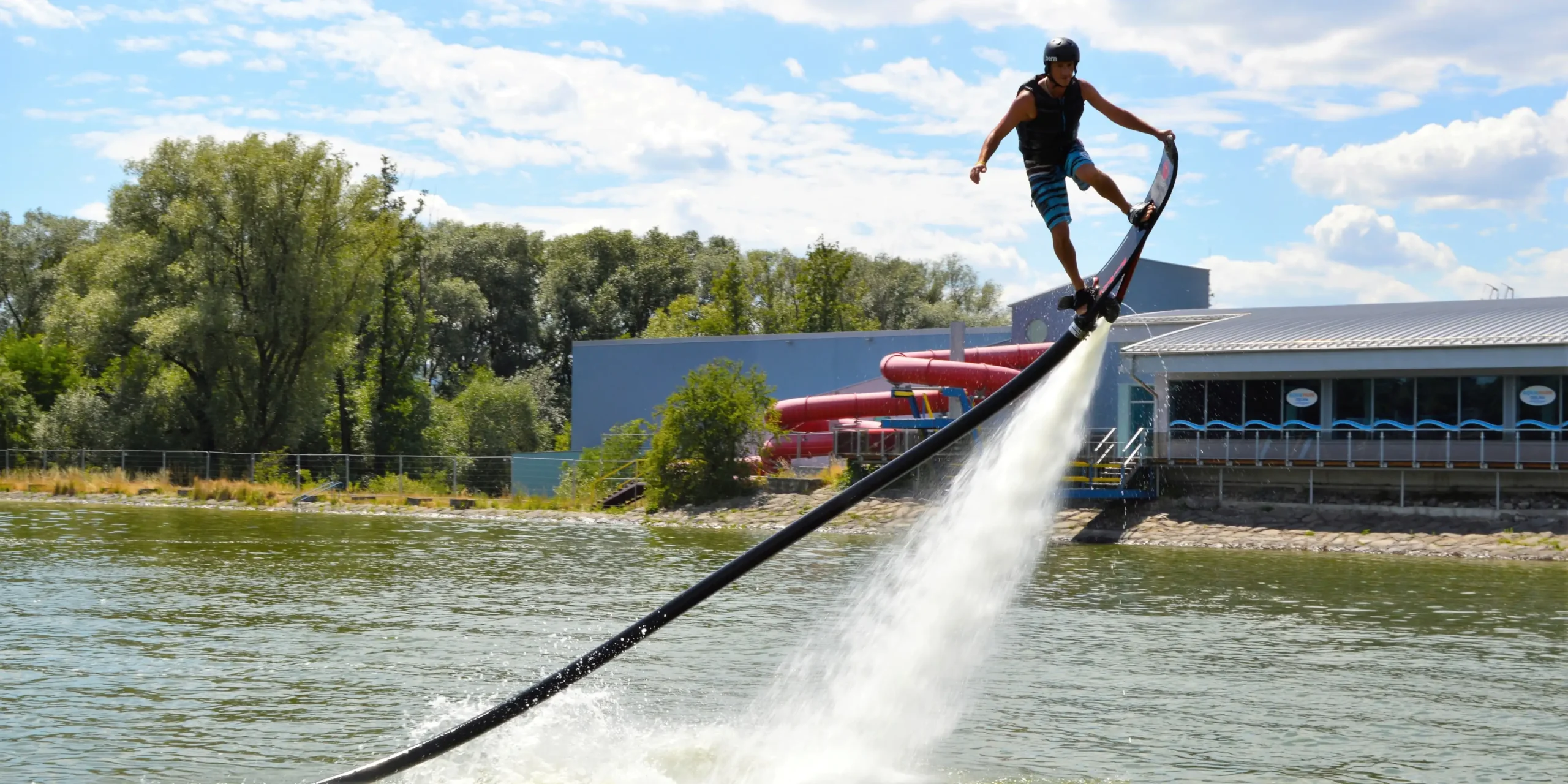 Létání nad vodní hladinou na flyboardu – adrenalinový zážitek, který tě zvedne ze židle i z vody.