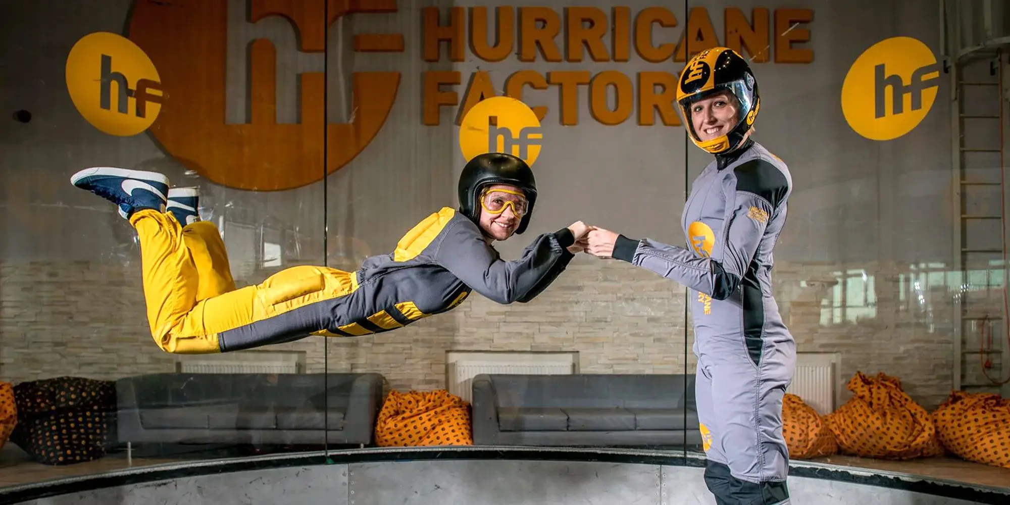 Létání ve větrném tunelu v Hurricane Factory s instruktorem – zážitek, který simuluje volný pád jako při seskoku z letadla.