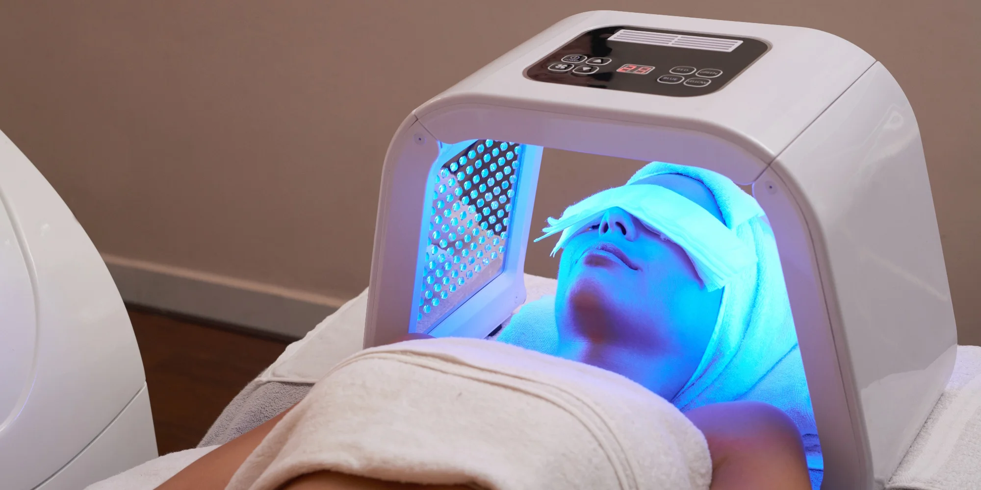 Relax při kosmetickém ošetření modrým LED světlem na pleť