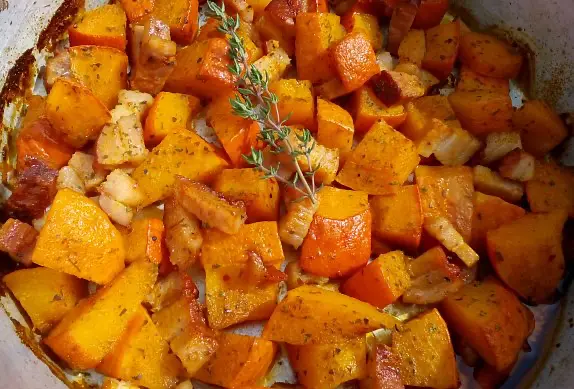 Kostičky pečené dýně připravené na podzimní buddha bowl