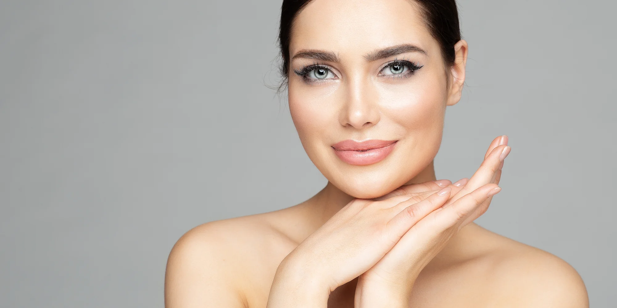 Přirozeně nalíčená žena díky permanentnímu make-upu