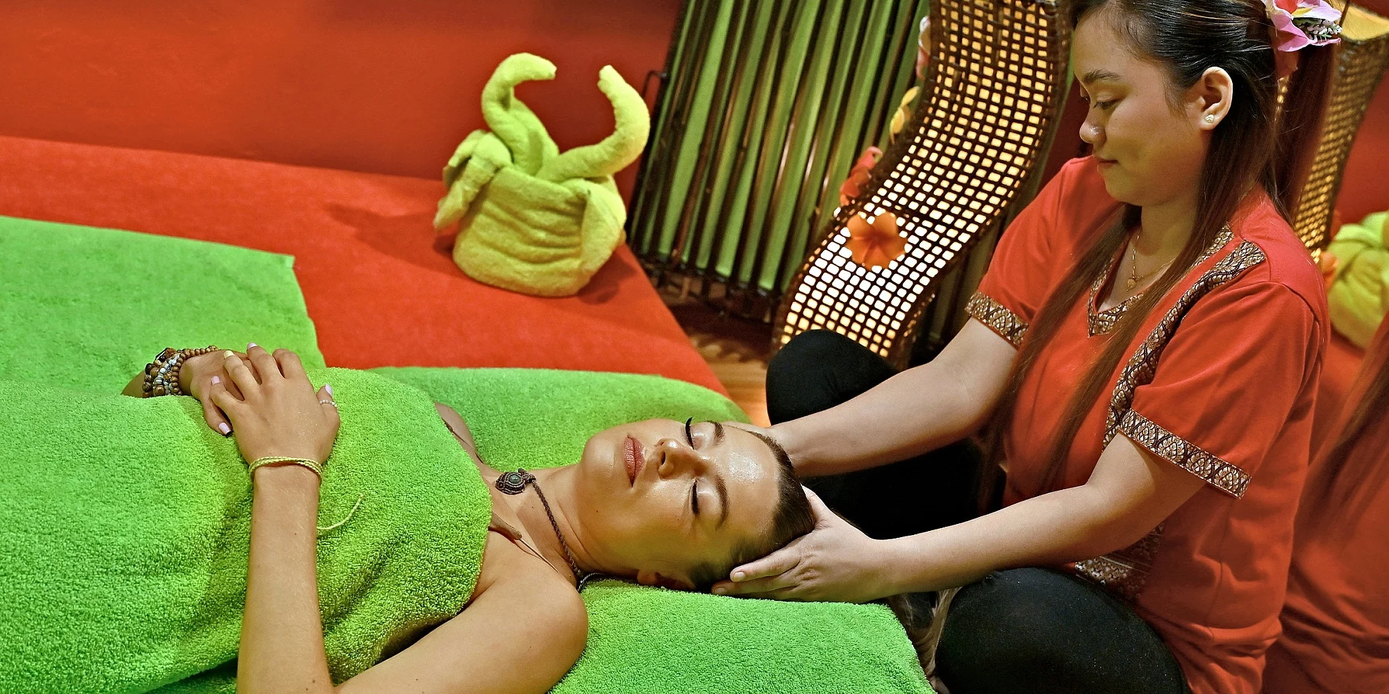 Tradiční thajská masáž, kde si žena konečně dopřeje klid a uvolnění