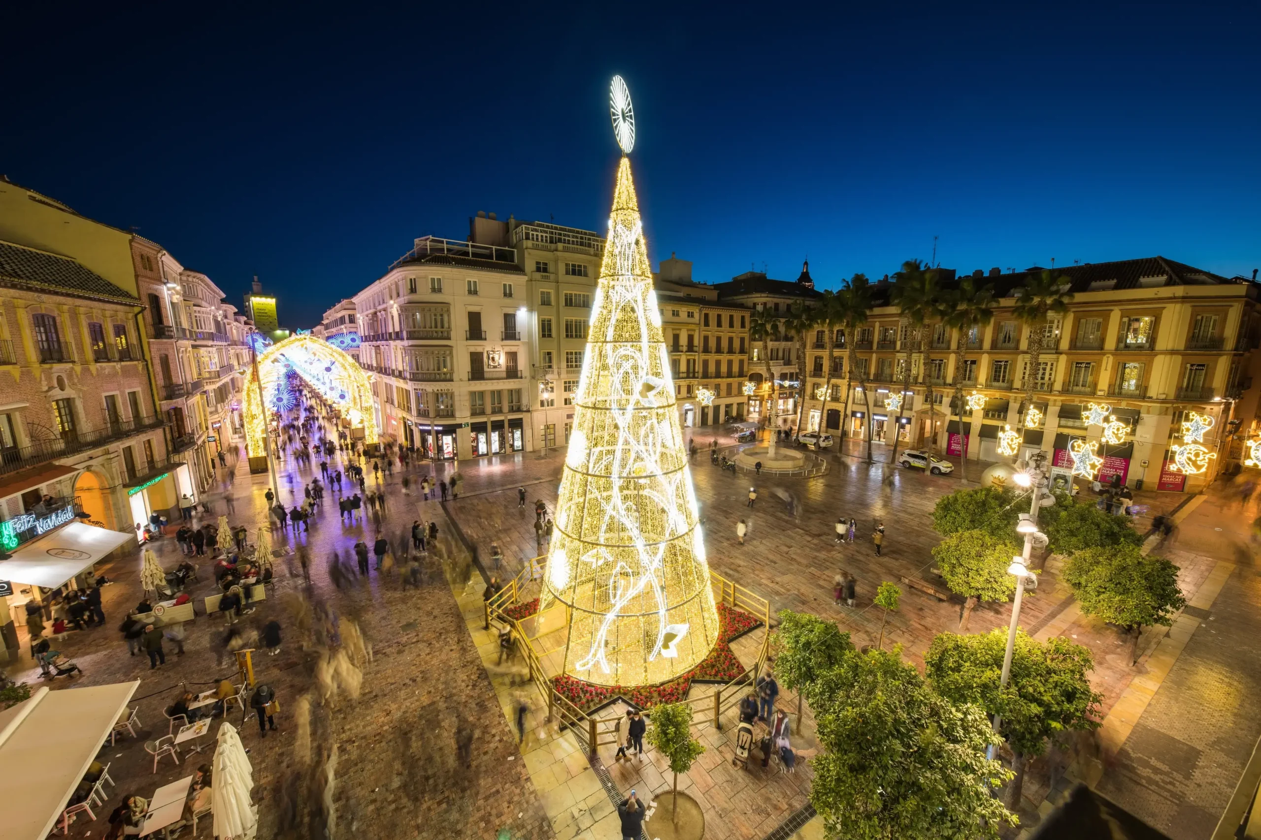 Advent Malaga Španělsko | Venclíkovi.cz Osvětlené centrum Malagy s vánočním stromem a světelnou klenbou na Calle Larios během adventu