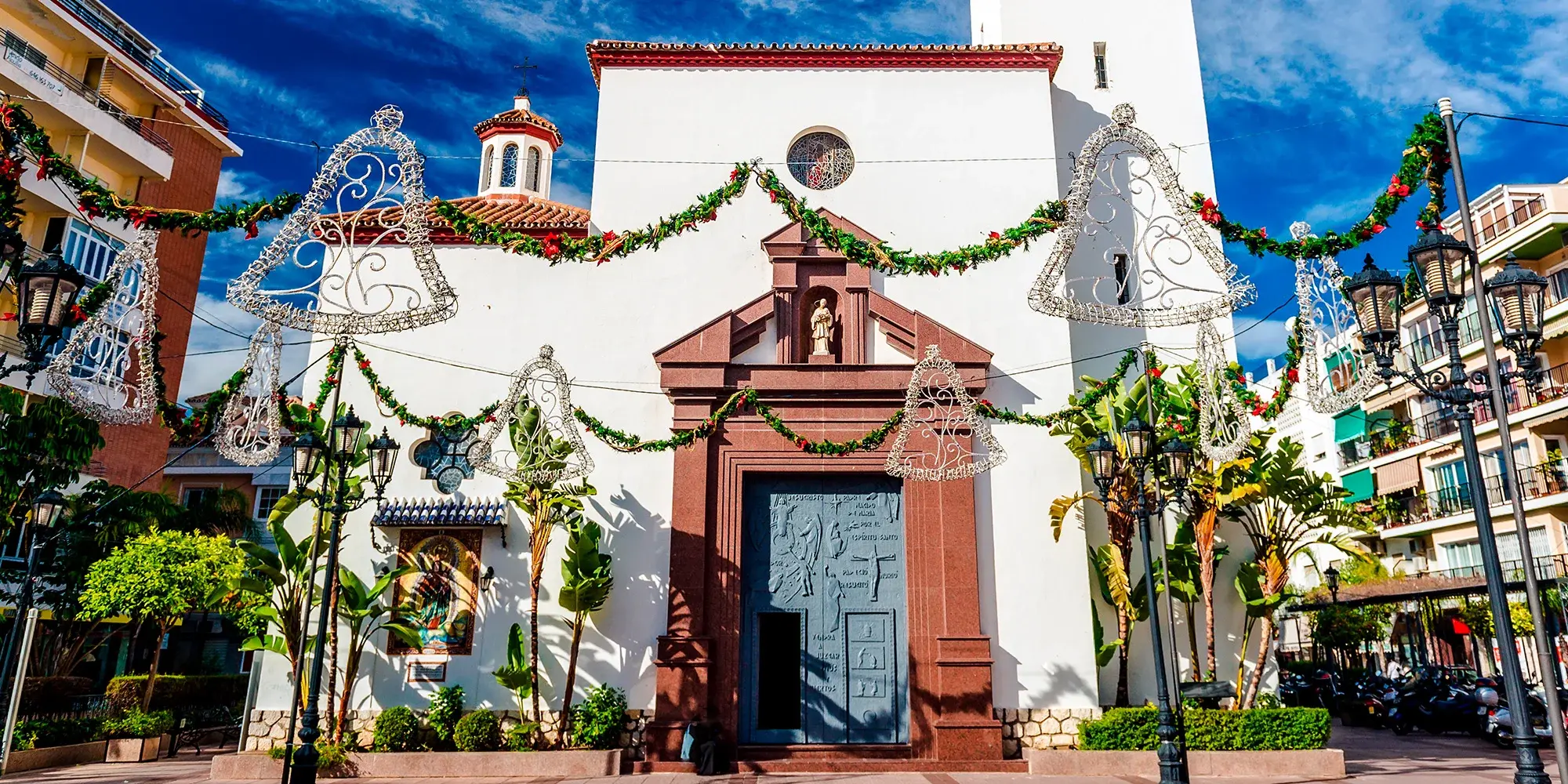 Alhambra Španělsko | Venclíkovi.cz Kostel ve španělské Alhambře ozdobený vánočními dekoracemi a palmami pod modrou oblohou