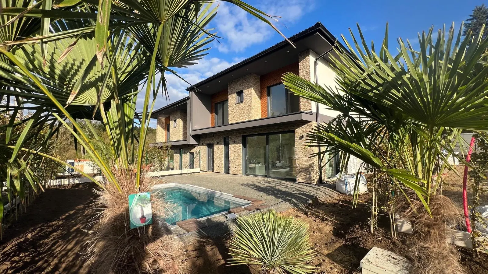 Moderní rodinný dům Bali House s bazénem a tropickou zahradou