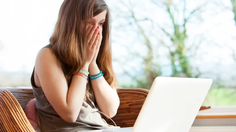 Používají vaše děti mobil, tablet, počítač? Pozor na doxing!